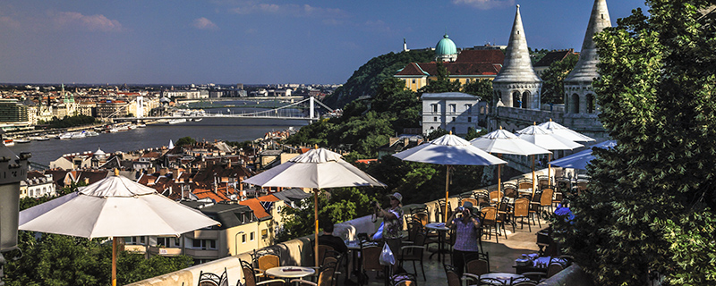 Utsikt över Donau och Pest-sidan från Fiskarbastionen i Budapest.